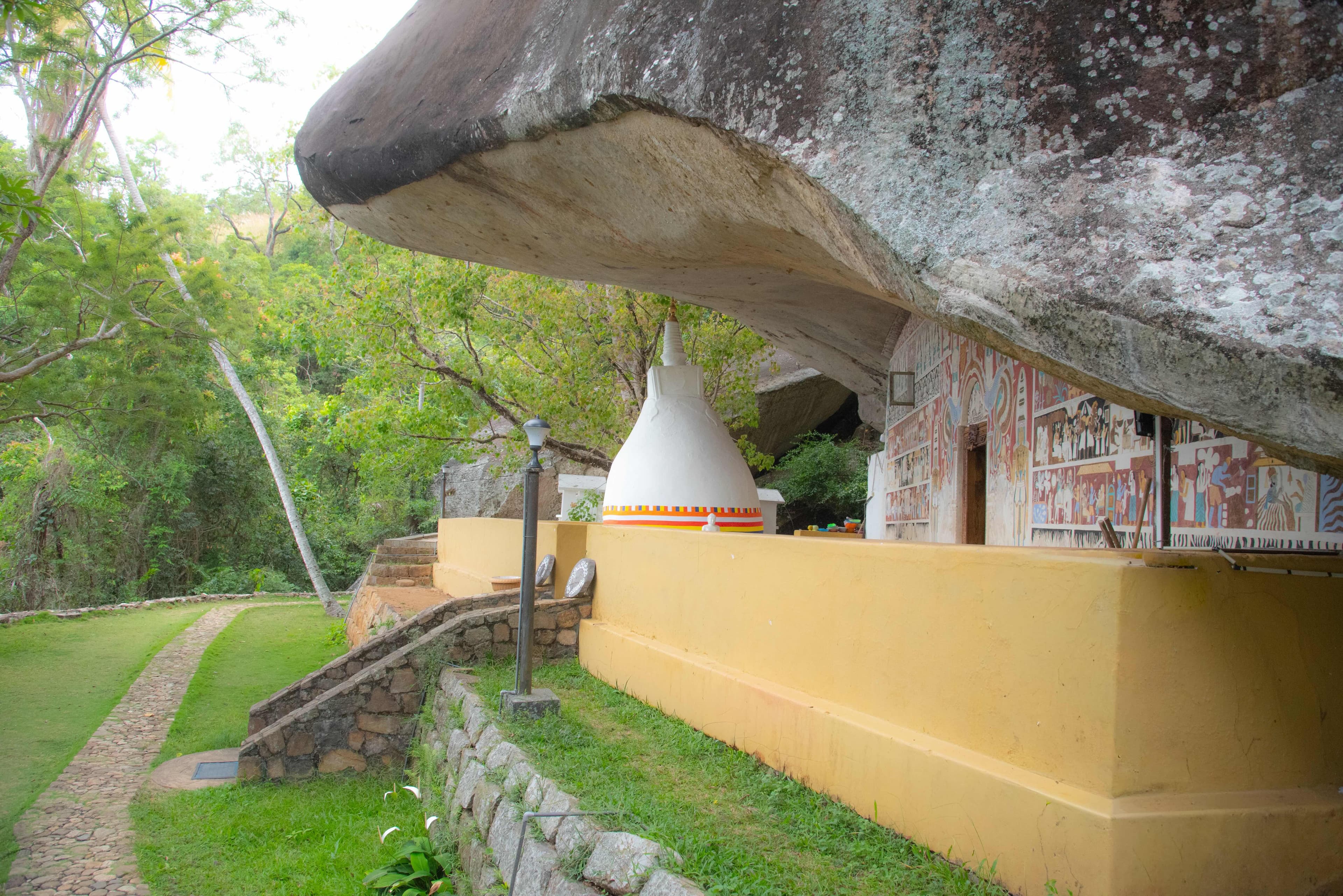 Visit Rakhitha Kanda: A Cave Temple Experience