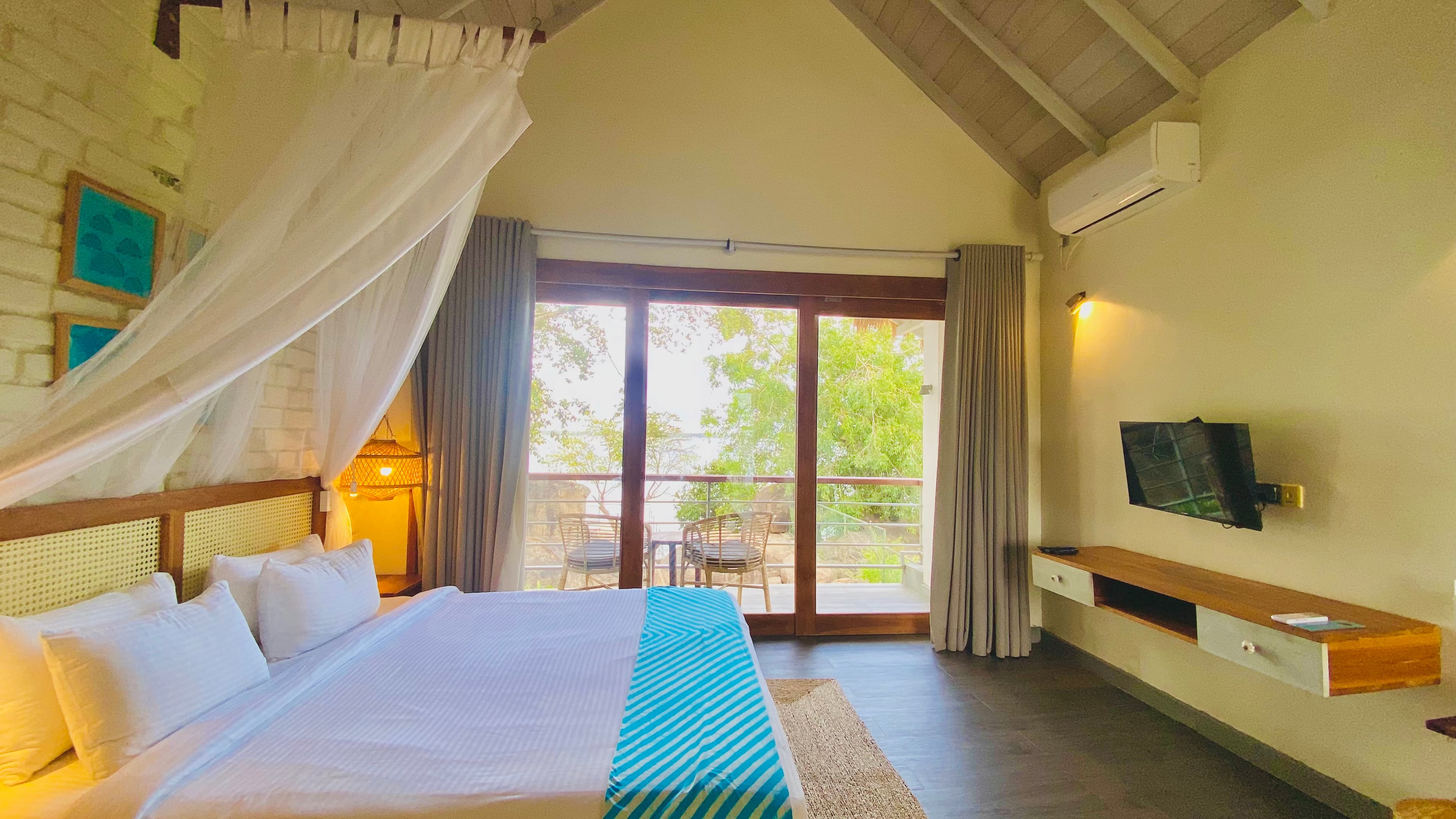 Deluxe Lagoon Room at Oruwa Boutique Villa